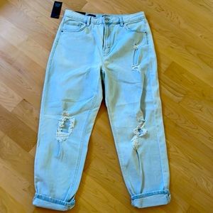 High rise distressed mom’s jeans. BNWT.
